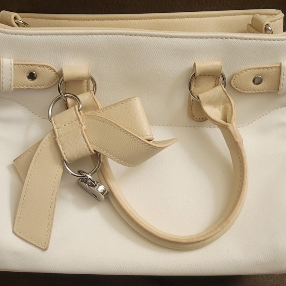 White and Tan Heart Locket Purse